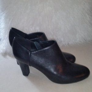 Geox Respira black leather heeled boooties EUC